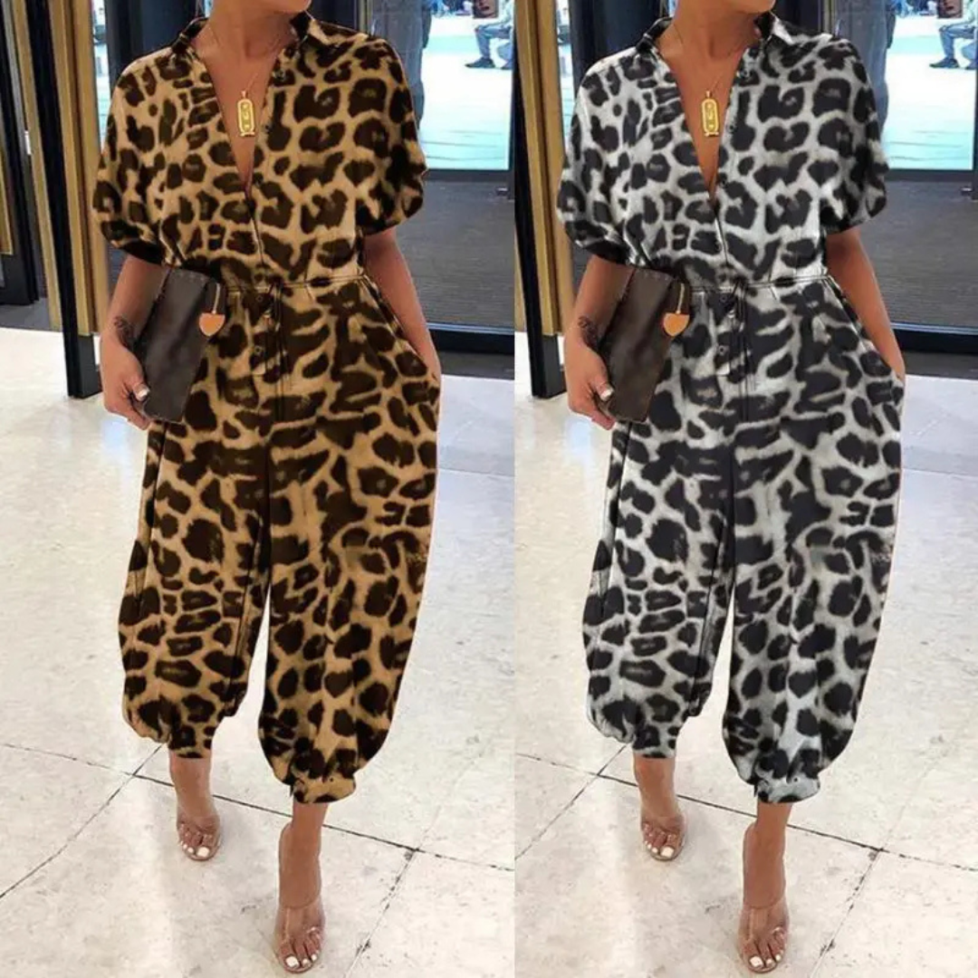 Zwei Frauen in modischen Jumpsuits mit Leopardenmuster, braun und grau, tragen Sandalen und Handtaschen. Trendige Damenmode, stilvolle Outfits.