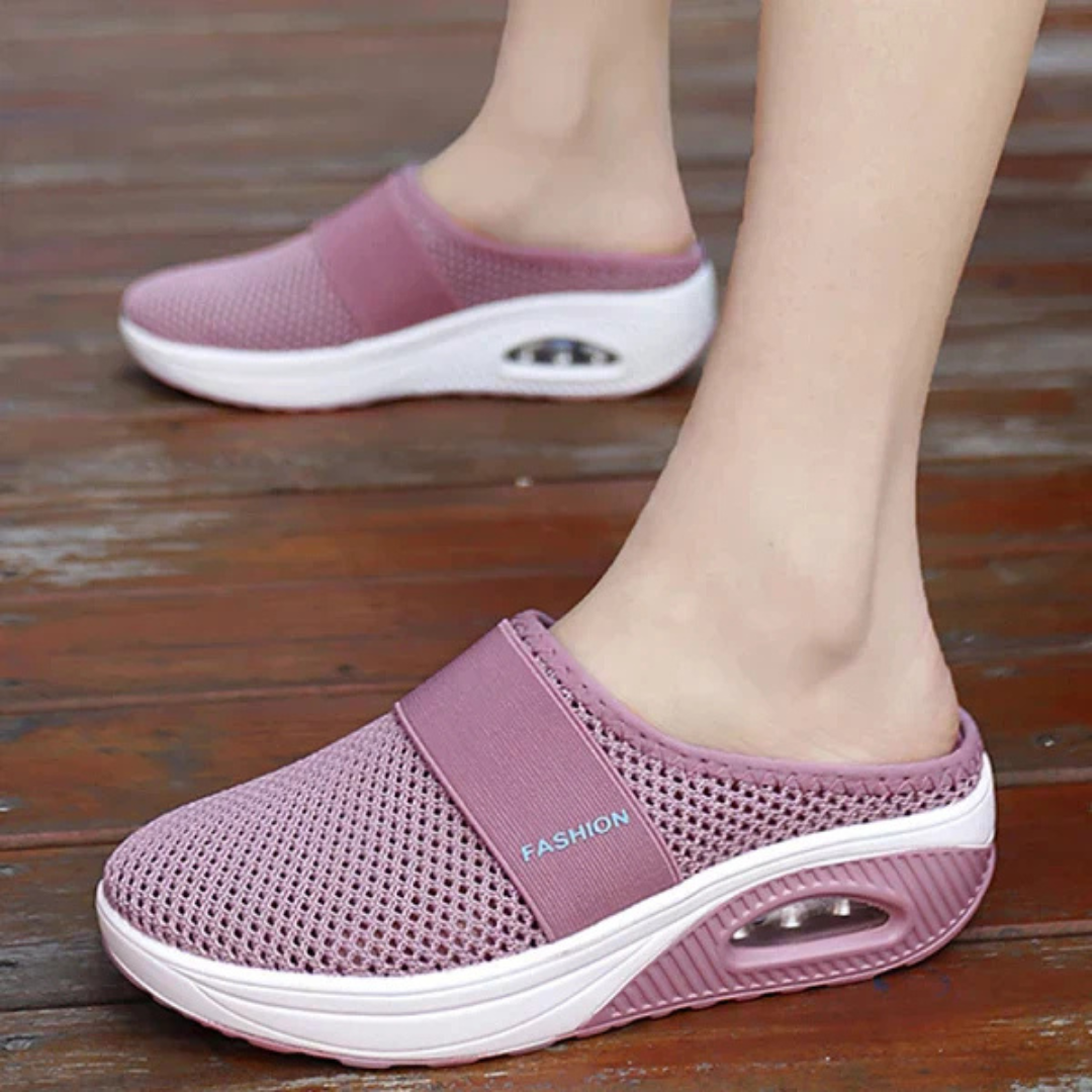 Damen Clogs in Rosa mit atmungsaktivem Mesh-Obermaterial und weißer Sohle, ideal für Sommermode und bequeme Freizeitkleidung.
