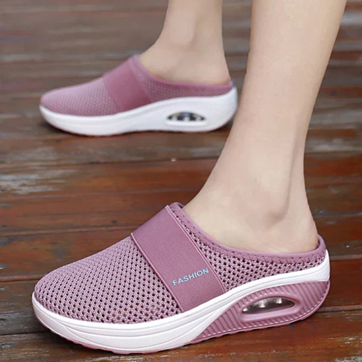Damen Clogs in Rosa mit atmungsaktivem Mesh-Obermaterial und weißer Sohle, ideal für Sommermode und bequeme Freizeitkleidung.