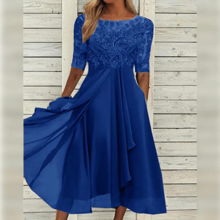 Elegantes blaues Abendkleid mit Spitzenoberteil und fließendem Rock, knielang, perfekt für festliche Anlässe. Damenmode, stilvoll, modern.