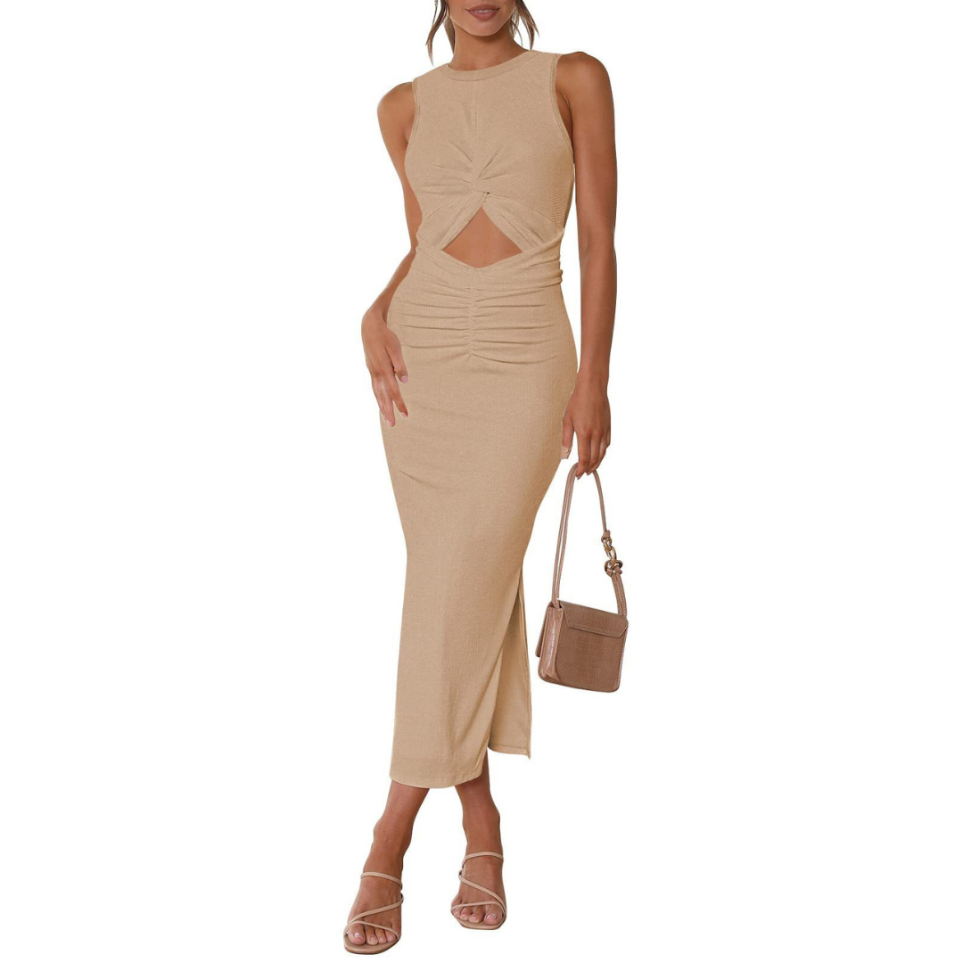 Frau in elegantem, beigefarbenem Maxikleid mit Cut-Out-Design, kombiniert mit passender Handtasche und Sandalen. Perfekt für Sommermode und Abendveranstaltungen.