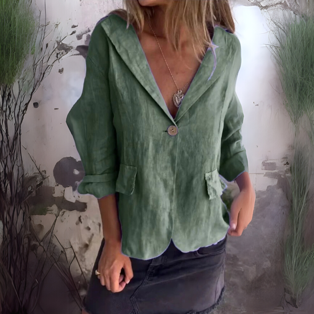Frau in grünem Leinenblazer und schwarzem Rock vor rustikalem Hintergrund. Modetrend, Damenbekleidung, lässiger Stil, Herbstmode.