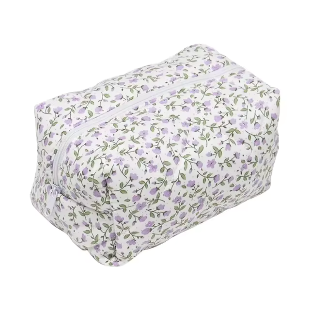 Kosmetiktasche mit floralem Muster, lila Blumen auf weißem Hintergrund, Reißverschluss, ideal für Reisen und Aufbewahrung von Make-up.