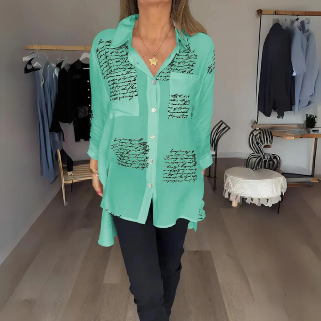 Franziska Letter-Bluse | Hemdbluse mit Schrift-Print für Frauen