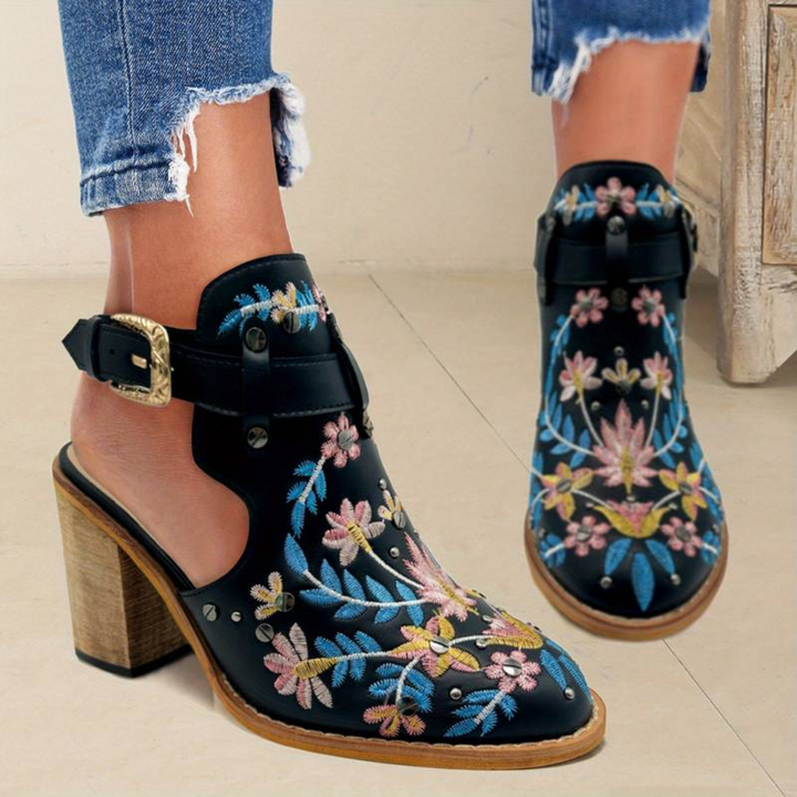Damenstiefeletten mit floraler Stickerei, schwarzes Leder, Blockabsatz, modisch, Jeans, Boho-Stil, trendige Schuhe, Frühlingsmode.