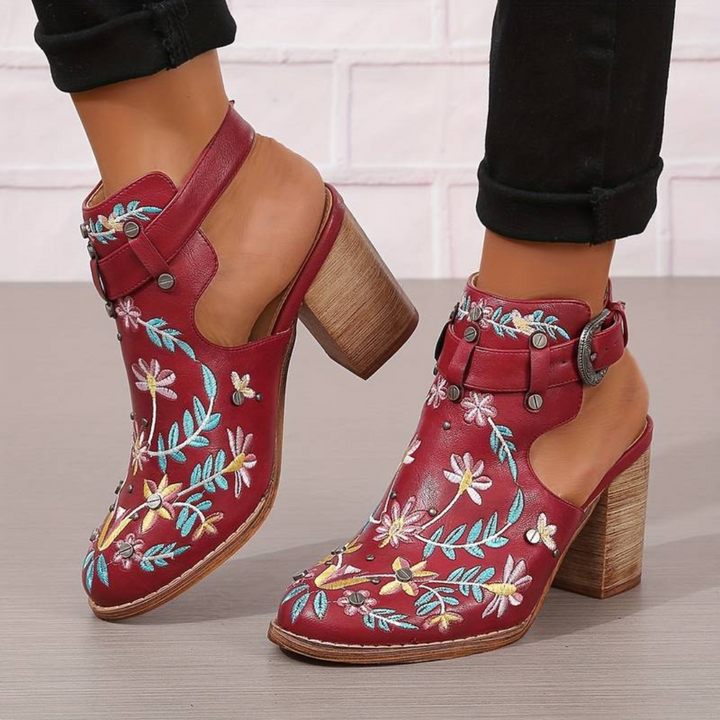 Rote Damenstiefeletten mit Blumenstickerei, Blockabsatz und Schnallen, modische Schuhe auf Holzboden, ideal für trendige Herbst- und Frühlingsoutfits.