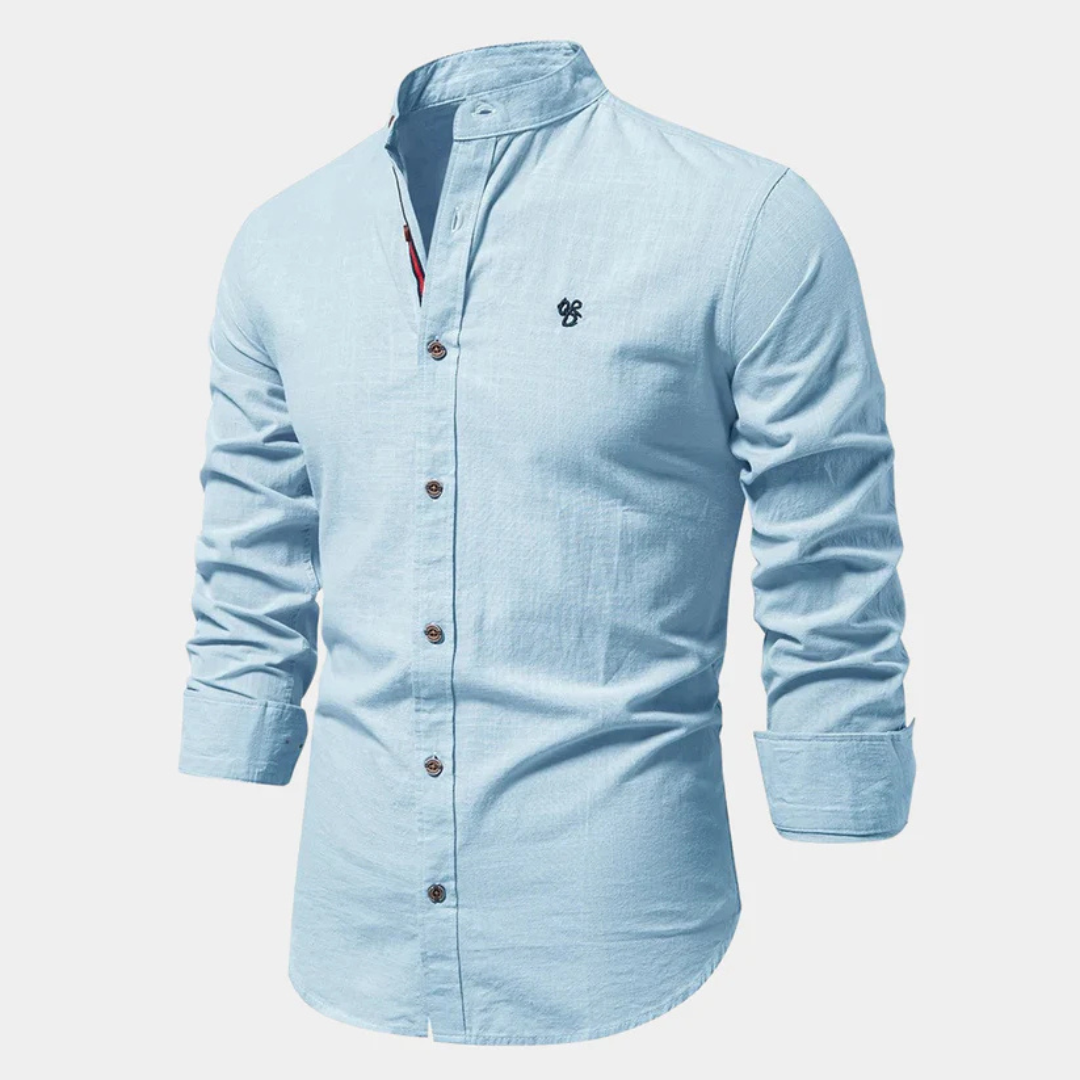 Hellblaues Herrenhemd mit Stehkragen, langen Ärmeln und Knopfleiste. Ideal für Business- und Freizeitkleidung. Baumwollstoff, elegantes Design.