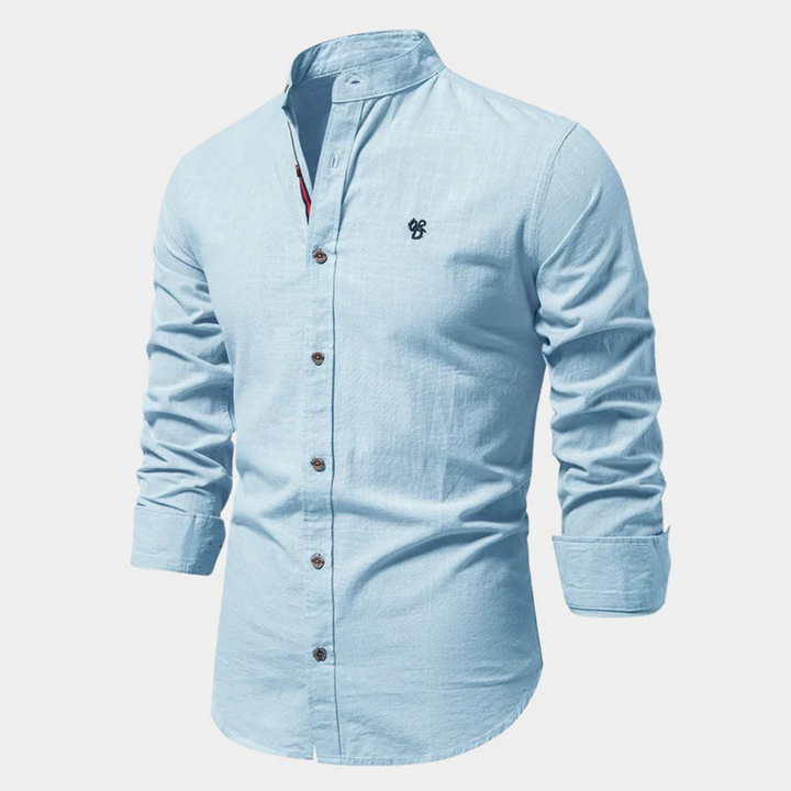 Hellblaues Herrenhemd mit Stehkragen, langen Ärmeln und Knopfleiste. Ideal für Business- und Freizeitkleidung. Baumwollstoff, elegantes Design.