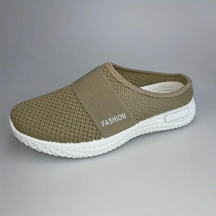 Beiger Herren-Slipper mit atmungsaktivem Mesh-Obermaterial und weißer Sohle, ideal für Sommermode und Freizeitkleidung.