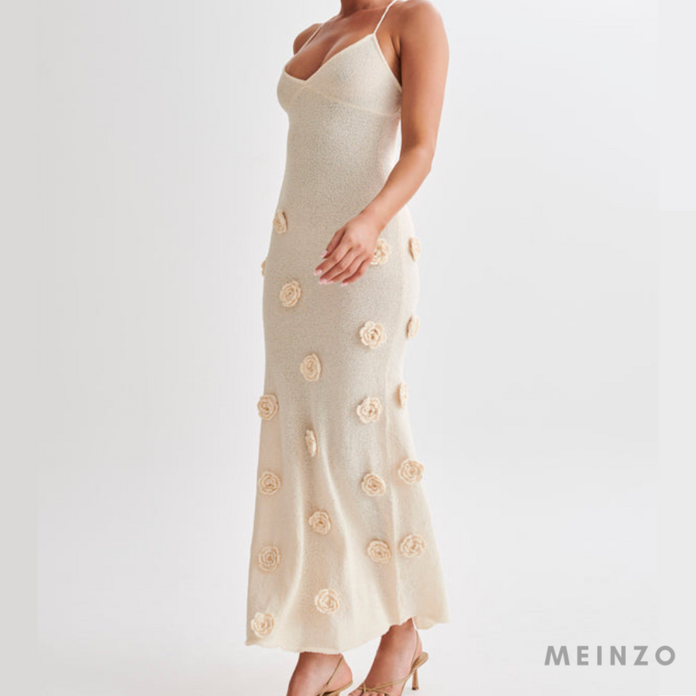 Elegantes cremefarbenes Abendkleid mit Spaghettiträgern und Rosenapplikationen, ideal für formelle Anlässe. Perfekt für stilvolle Abendmode.