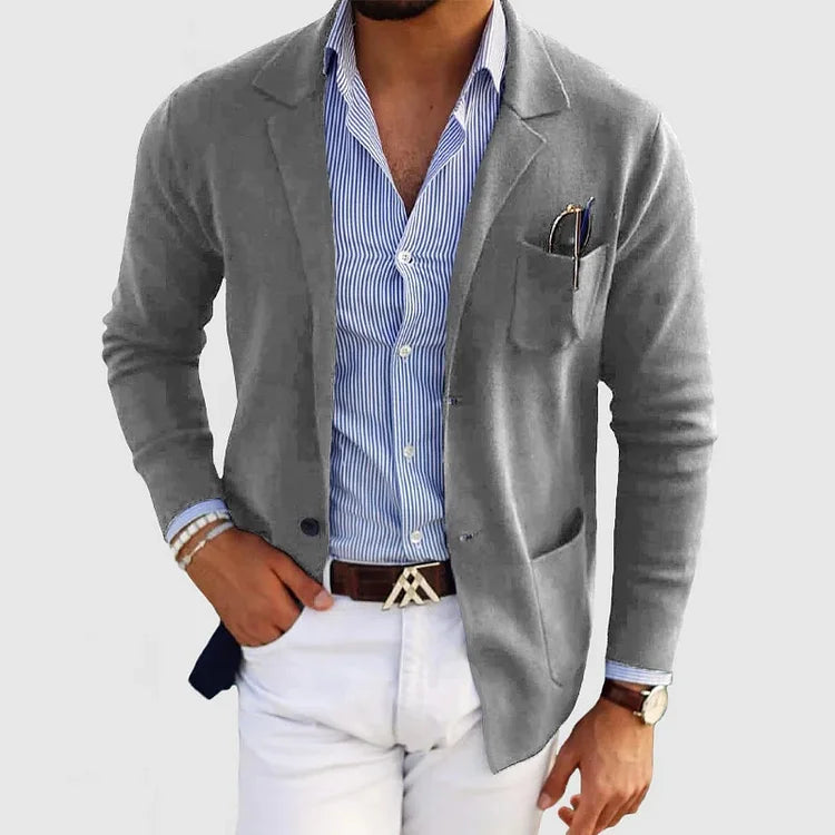 Eleganter Mann in grauem Blazer, gestreiftem Hemd und weißer Hose. Stilvolle Herrenmode, Business-Casual-Look, modisches Outfit.
