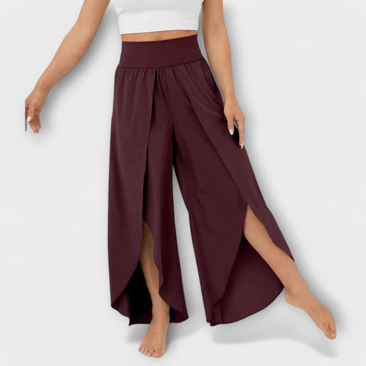 Damenhose mit weitem Bein, dunkelrot, hoher Bund, seitliche Schlitze, lässiger Stil, ideal für Sommermode und Freizeitkleidung.
