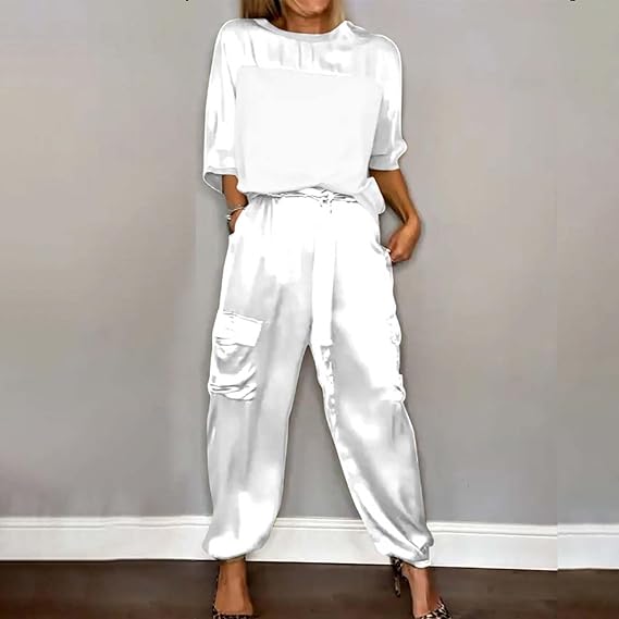 Weiße Satin-Hose mit Taschen, kombiniert mit weißem Oberteil. Modetrend, elegante Damenbekleidung, lässiger Stil, stilvolle Outfits.