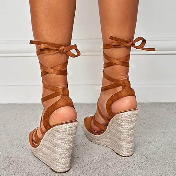 Braune Sandaletten mit Keilabsatz und Schnürung, Damenmode, Sommertrends, bequeme Schuhe, elegantes Design, ideal für Freizeit und Strand.