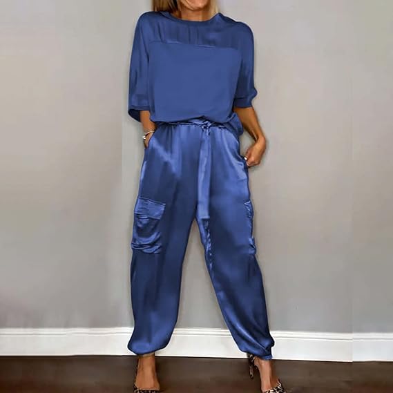 Frau in blauer Satin-Hose und passendem Oberteil, lässiger Look, Mode für Damen, elegante Freizeitkleidung, moderne Damenmode, stilvoller Auftritt.
