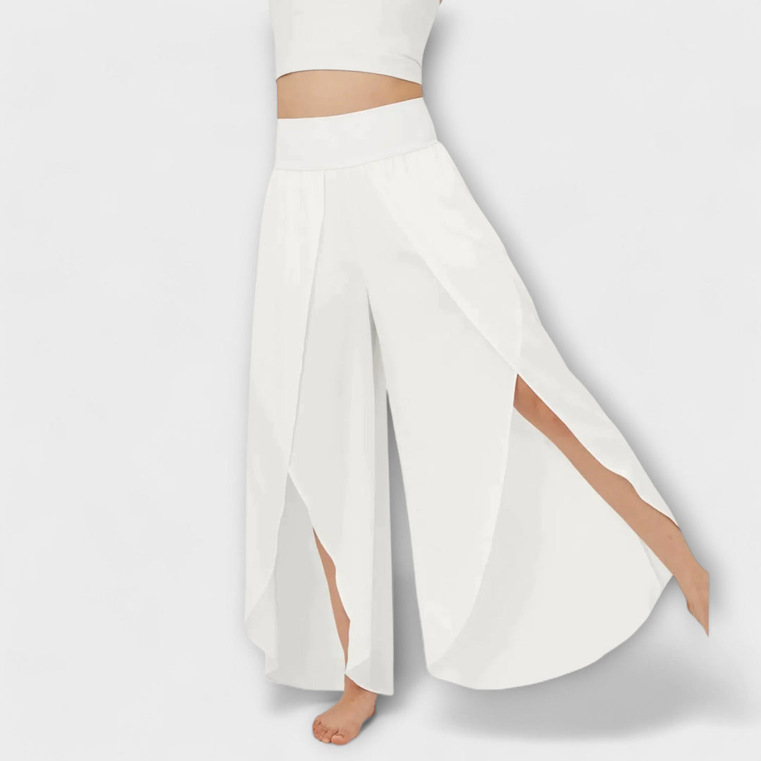 Weiße, fließende Hosenrock mit seitlichen Schlitzen, ideal für Sommermode. Perfekt für elegante und lässige Anlässe. Damenbekleidung, trendig.