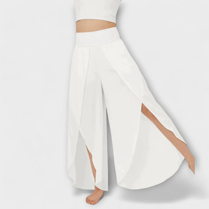 Weiße, fließende Hosenrock mit seitlichen Schlitzen, ideal für Sommermode. Perfekt für elegante und lässige Anlässe. Damenbekleidung, trendig.