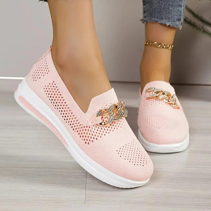 Damen Sneaker in Rosa mit Strasskette, atmungsaktivem Strickmaterial und weißer Sohle. Modische Freizeitschuhe, ideal für den Alltag.