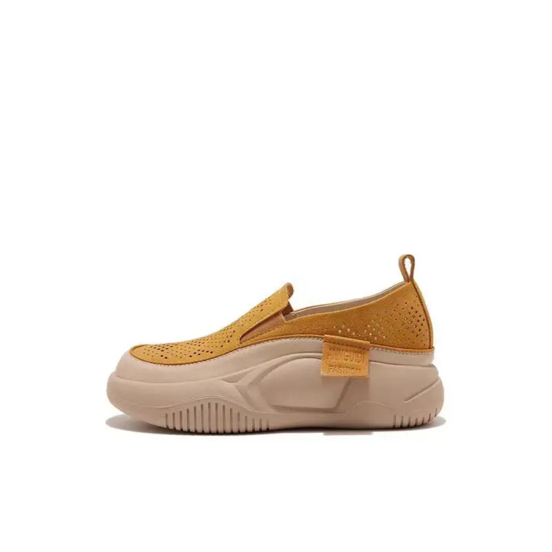 Gelber, perforierter Sneaker mit dicker, beiger Sohle und Fendi-Logo. Modischer, bequemer Schuh für Damen. Ideal für Freizeit und Alltag.