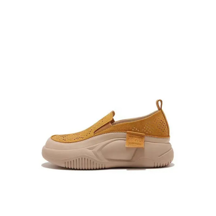 Gelber, perforierter Sneaker mit dicker, beiger Sohle und Fendi-Logo. Modischer, bequemer Schuh für Damen. Ideal für Freizeit und Alltag.