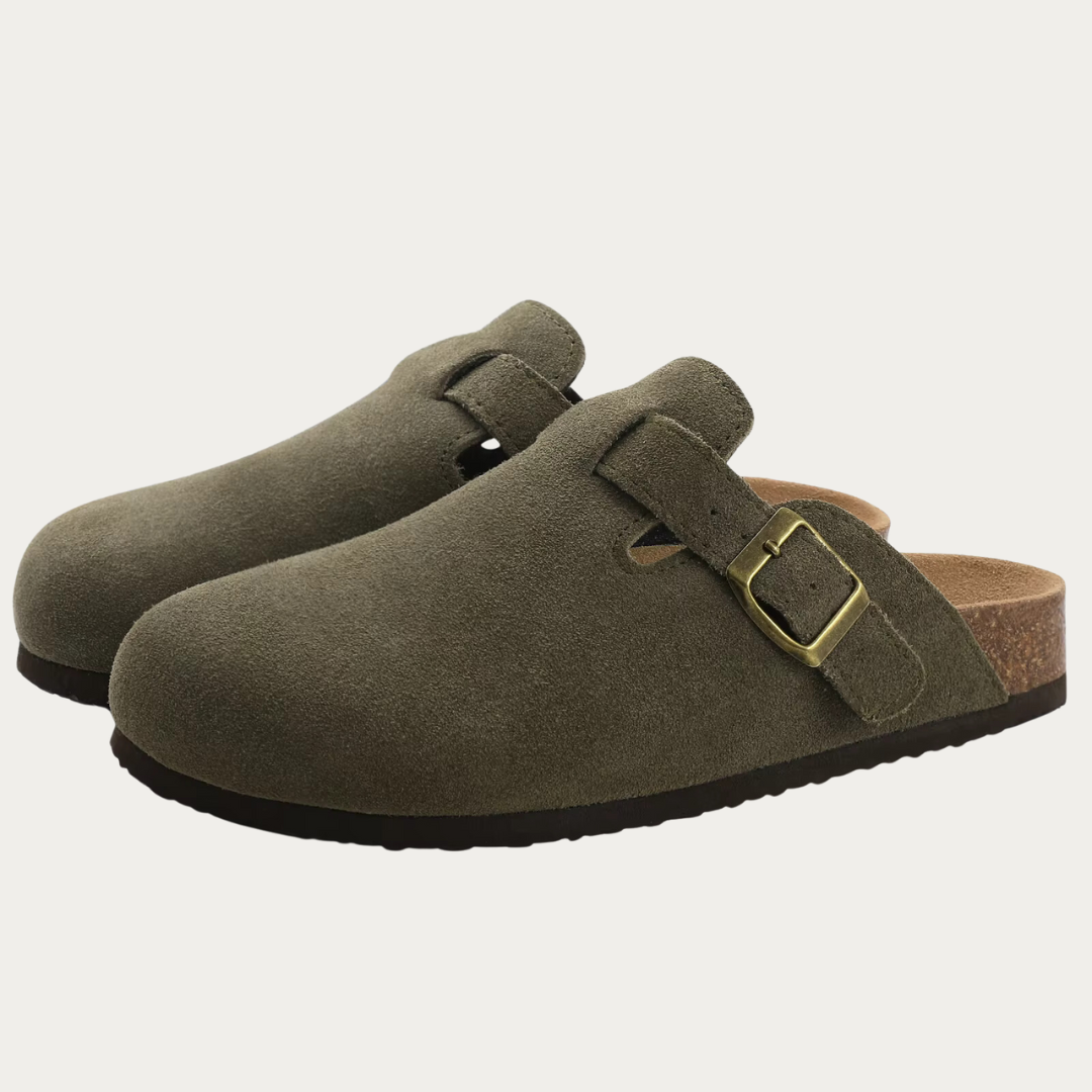 Olivgrüne Wildleder-Clogs mit verstellbarer Schnalle und Korksohle. Bequeme, modische Schuhe für Damen und Herren. Ideal für Freizeit und Alltag.