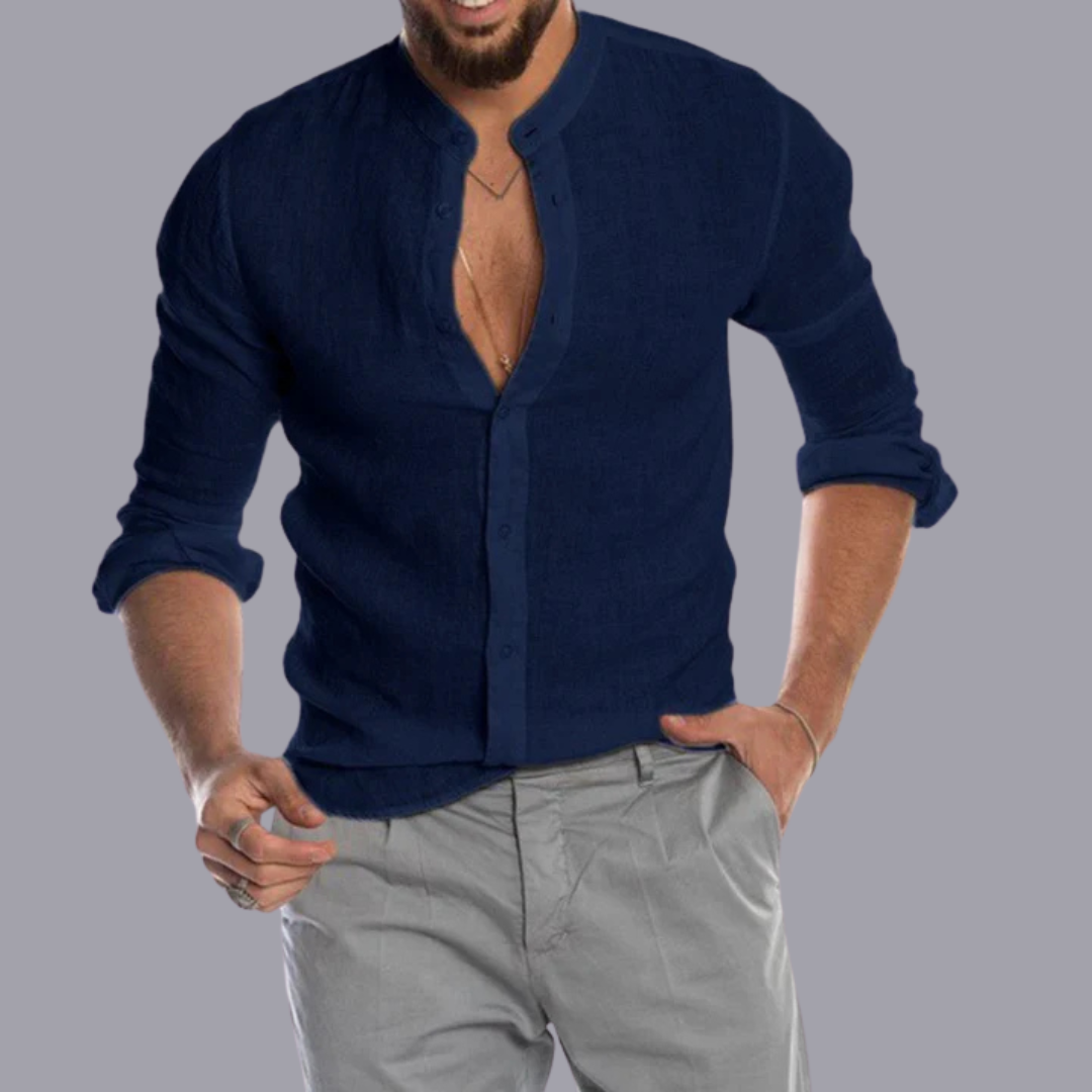 Mann in dunkelblauem Hemd mit Stehkragen und grauer Hose, lässiger Stil, modische Herrenbekleidung, elegantes Freizeitoutfit.
