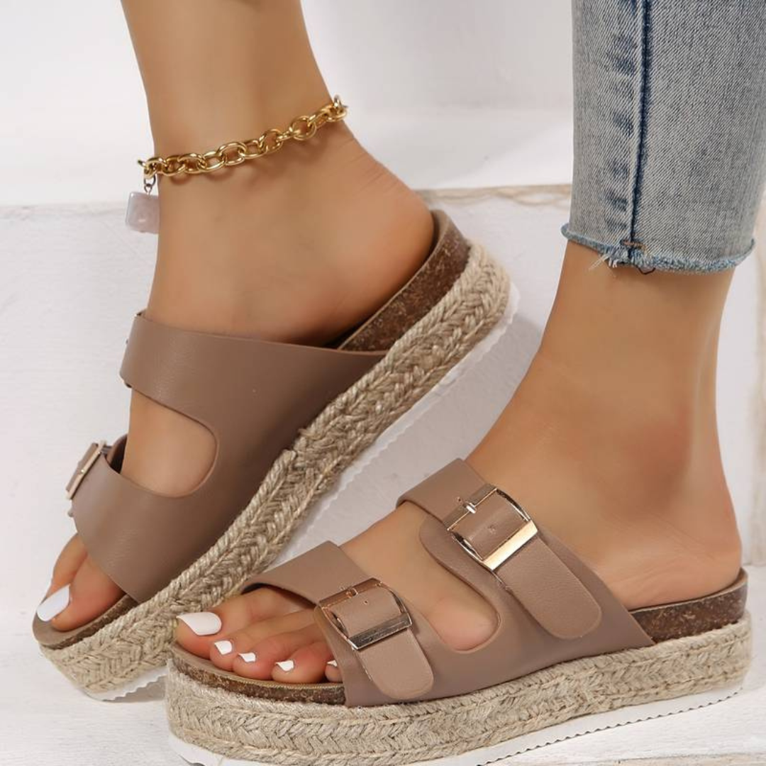 Damen Sandalen mit Plateau, braun, zwei Schnallen, Espadrille-Stil, modisch, bequem, ideal für Sommer, Freizeitkleidung, Nahaufnahme.