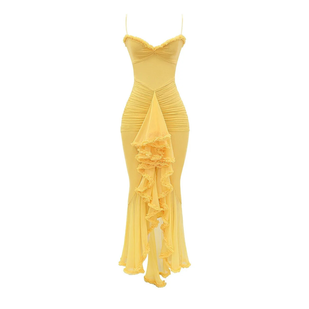 Gelbes Abendkleid mit Rüschen, figurbetontem Design und Spaghettiträgern. Elegantes, modisches Damenkleid für besondere Anlässe.