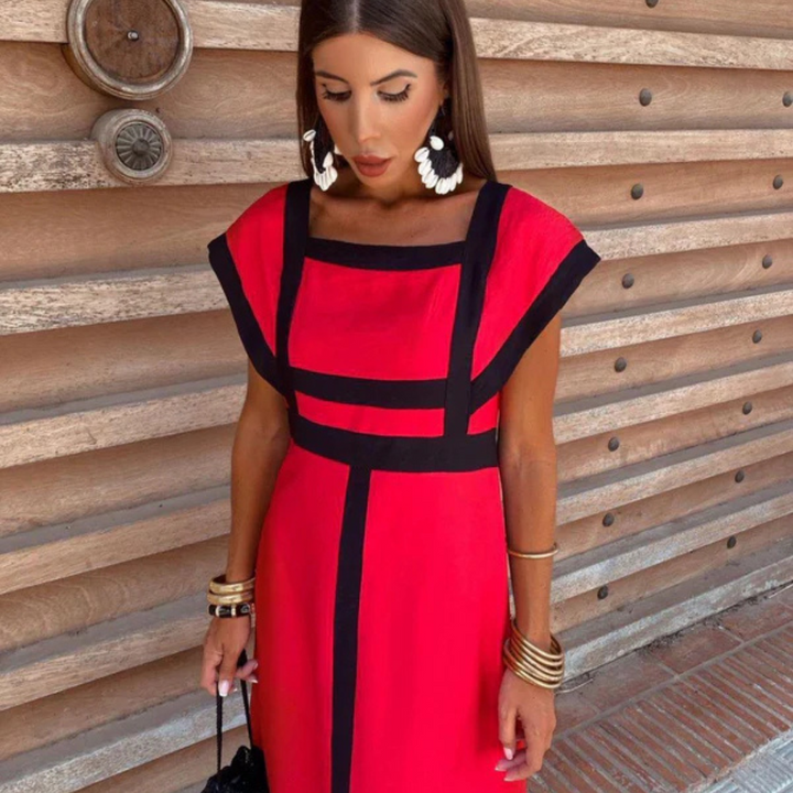 Frau in rotem Kleid mit schwarzen Streifen, große weiße Ohrringe, Holz-Hintergrund. Mode, Sommerkleid, eleganter Look, Accessoires.