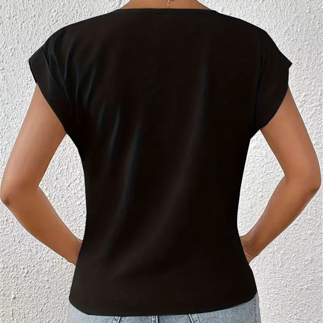 Rückansicht einer Frau in schwarzem T-Shirt und blauer Jeans vor weißer Wand. Modetrend, lässiger Stil, Damenbekleidung, Freizeitlook.
