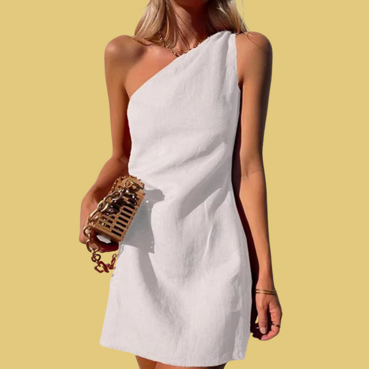 Frau in weißem, schulterfreiem Kleid mit goldener Handtasche vor gelbem Hintergrund. Elegantes Sommeroutfit, Mode, Damenbekleidung.