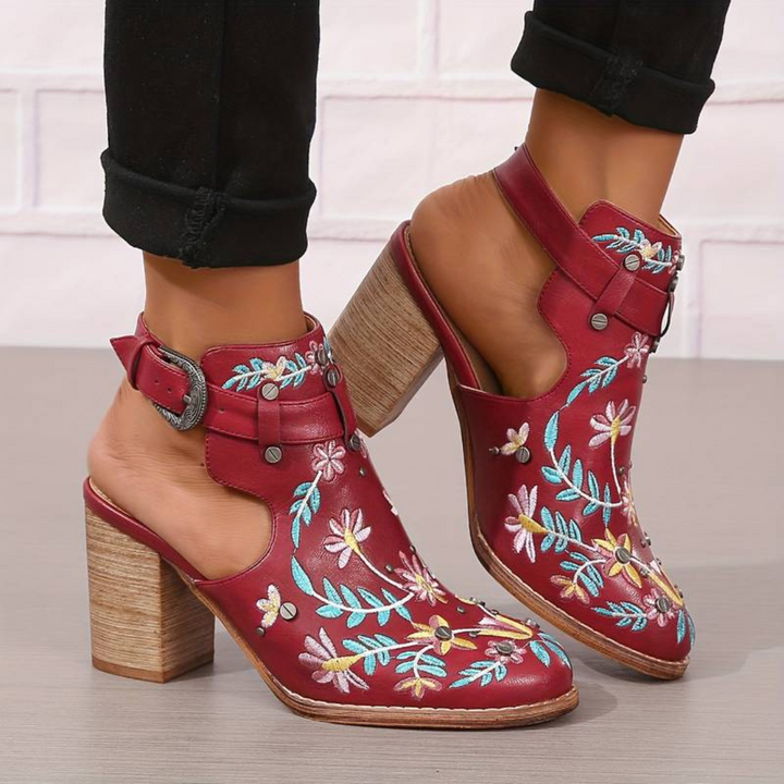 Rote Damenstiefeletten mit Blockabsatz, floraler Stickerei und Schnallenverschluss, modische Schuhe für Herbst und Frühling.
