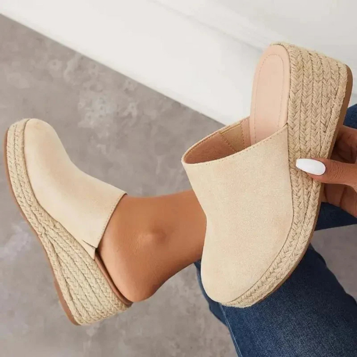 Beige Damen-Espadrilles mit Keilabsatz, geflochtener Sohle und Wildlederoptik. Modische Sommerschuhe, ideal für lässige Outfits.
