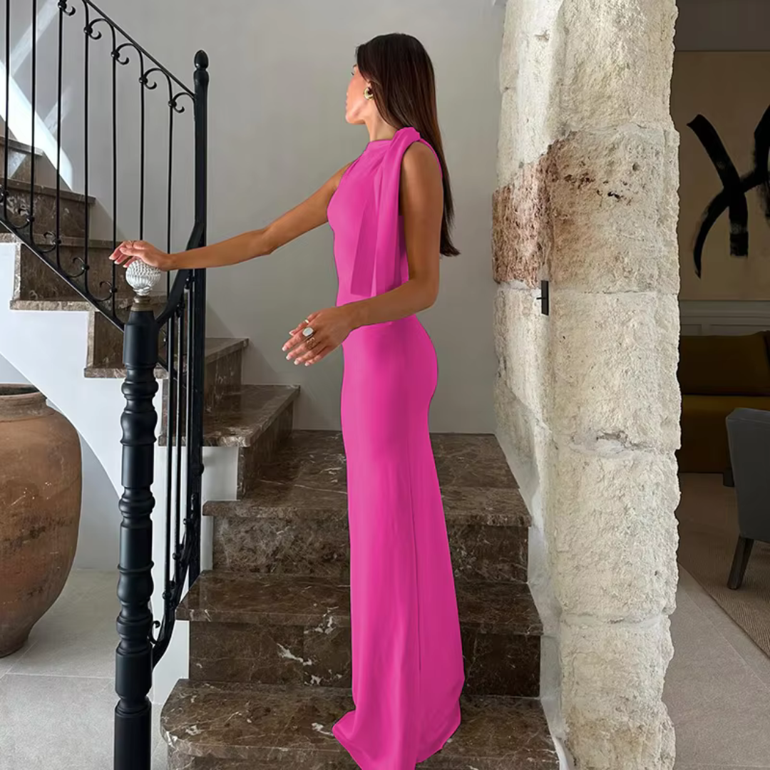 Frau in elegantem, pinkem Abendkleid auf Marmortreppe, modernes Interieur, stilvolle Mode, luxuriöses Design, glamouröser Look.