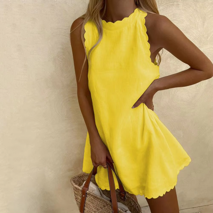 Frau in gelbem Sommerkleid mit Korbtasche, modisch und elegant. Perfekt für Sommermode, Strandoutfit, Damenbekleidung.