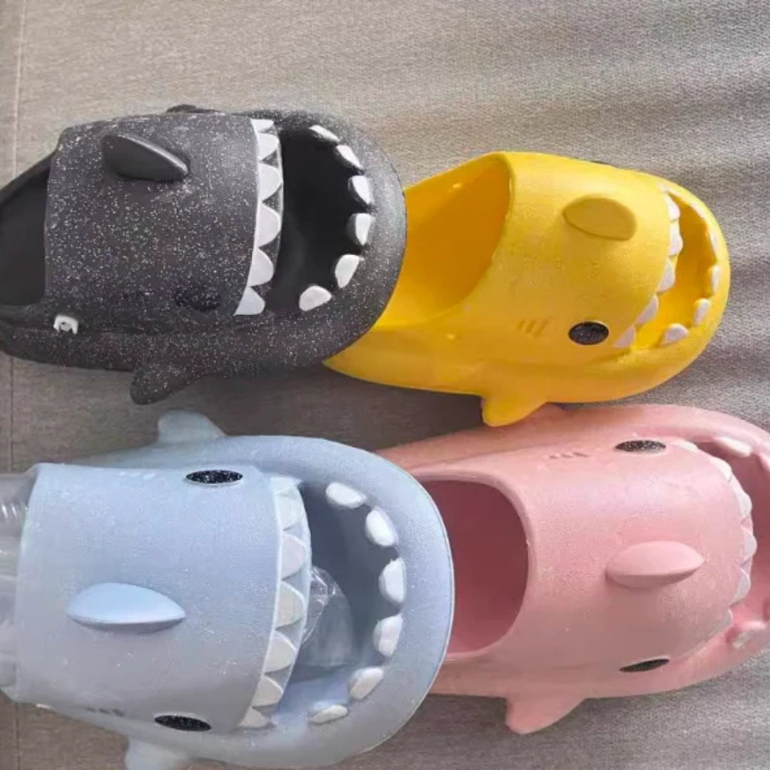Leuchtende Hai Hausschuhe im Dunkeln | Kinder Pantoletten mit Glow-Effekt