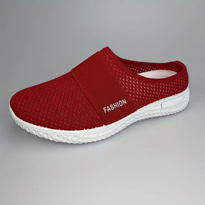 Roter Sneaker mit weißer Sohle, atmungsaktives Mesh-Design, elastisches Band mit "Fashion"-Schriftzug, ideal für Freizeit und Sport.
