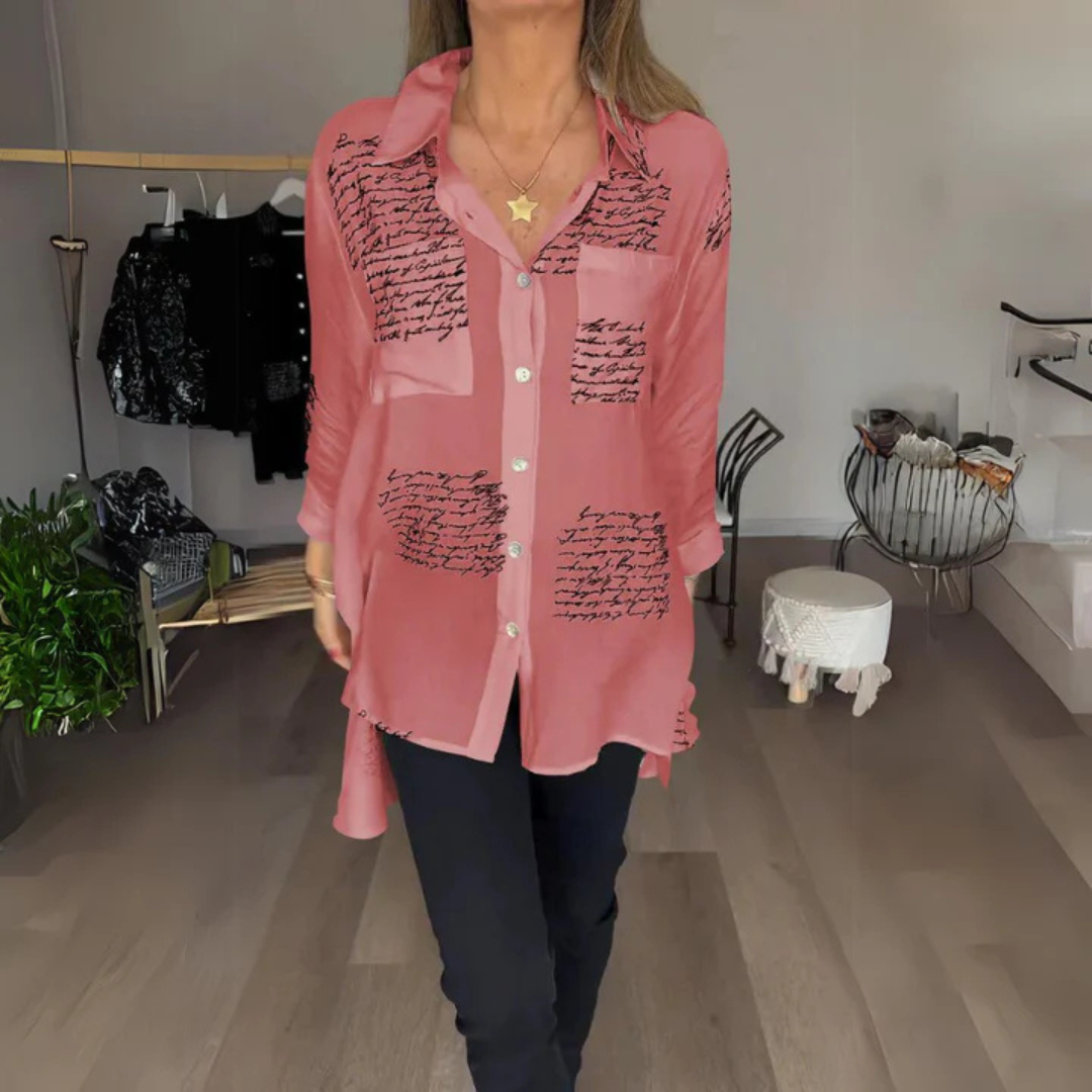 Franziska Letter-Bluse | Hemdbluse mit Schrift-Print für Frauen