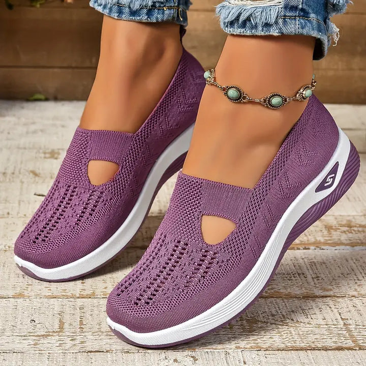 Lila Damen-Sneaker mit Strickmuster, atmungsaktivem Design und weißer Sohle, ideal für Freizeit und Sport. Bequeme, modische Schuhe.
