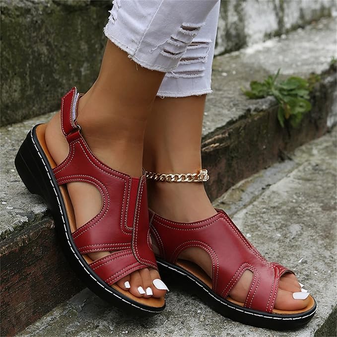 Rote Ledersandalen für Damen, offenes Design, getragen mit weißen, zerrissenen Jeans, modisch und bequem, ideal für Sommermode.