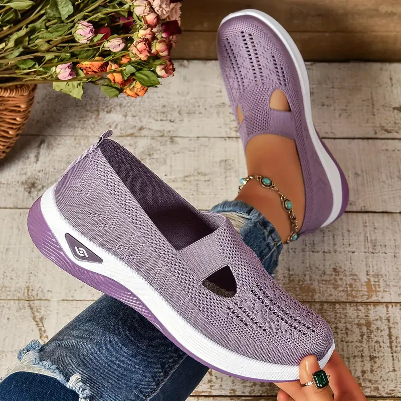 Lila Damen-Sneaker mit Strickmuster, atmungsaktivem Design und weißer Sohle. Perfekt für Freizeit und Sommermode. Bequeme, stilvolle Schuhe.