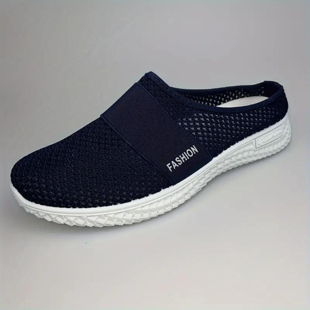 Dunkelblauer Herren-Sneaker mit weißer Sohle, atmungsaktivem Mesh-Obermaterial und elastischem Riemen. Bequem, modisch, ideal für Freizeit.