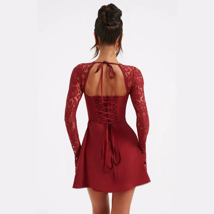 Frau in rotem Spitzenkleid mit Schnürung, Rückansicht. Elegantes Abendkleid, lange Ärmel, modisches Design. Perfekt für festliche Anlässe.