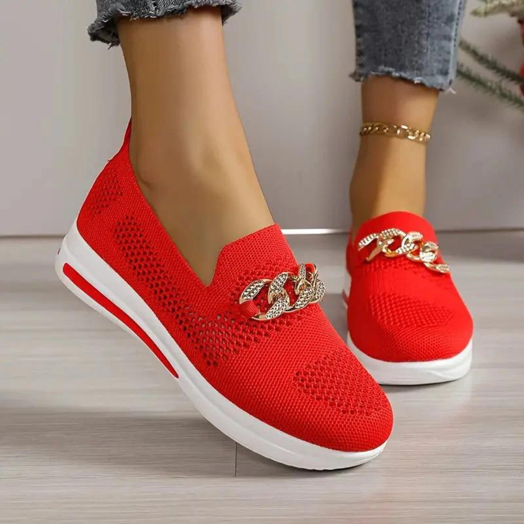 Rote Damen-Sneaker mit goldener Kette, atmungsaktives Strickmaterial, weiße Sohle, modisch und bequem, ideal für Freizeit und Sport.