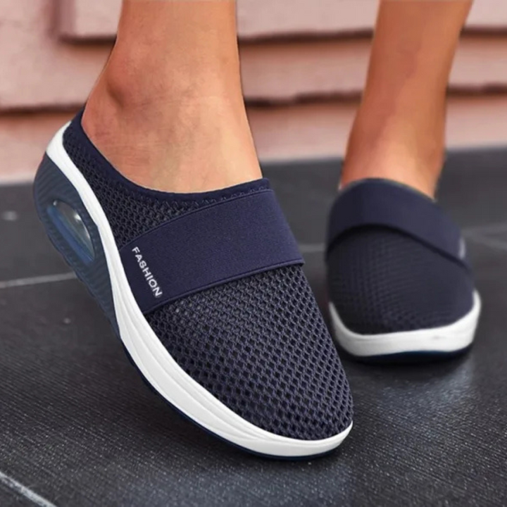 Dunkelblaue, atmungsaktive Damen-Sneaker mit Mesh-Oberfläche und elastischem Riemen, ideal für Komfort und Mode im Alltag.