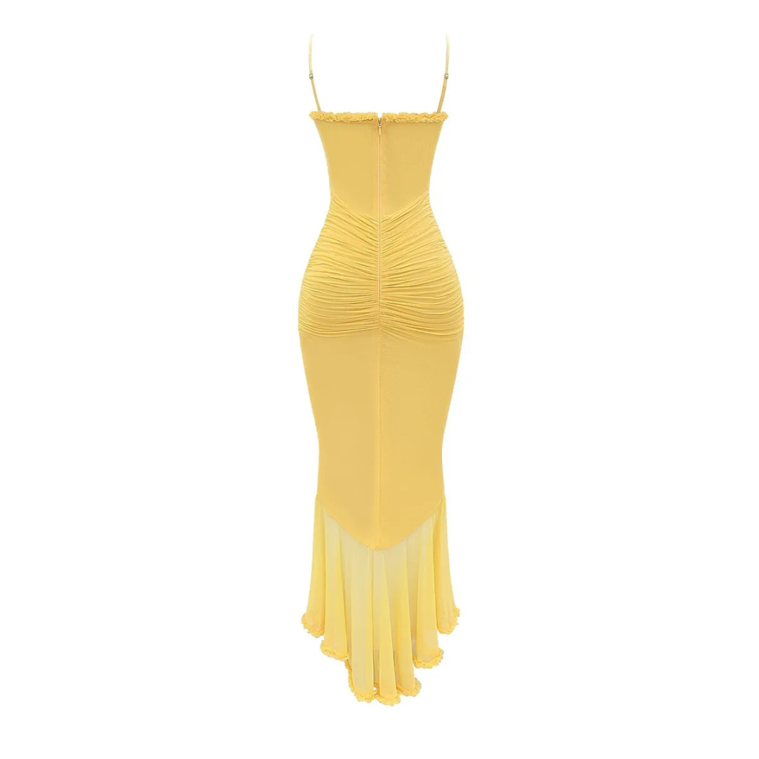 Gelbes, figurbetontes Abendkleid mit Spaghettiträgern und Rüschen, elegantes Design, ideal für formelle Anlässe, modisches Damenkleid.