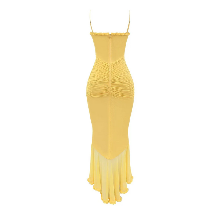 Gelbes, figurbetontes Abendkleid mit Spaghettiträgern und Rüschen, elegantes Design, ideal für formelle Anlässe, modisches Damenkleid.