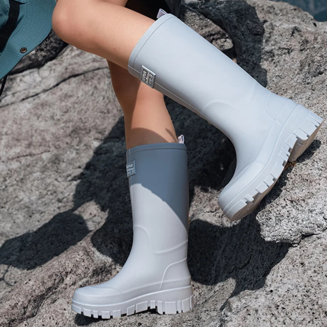 Regenstiefel für den Herbst - Schwarze Chelsea Gummistiefel mit Blockabsatz und Profilsohle für Damen