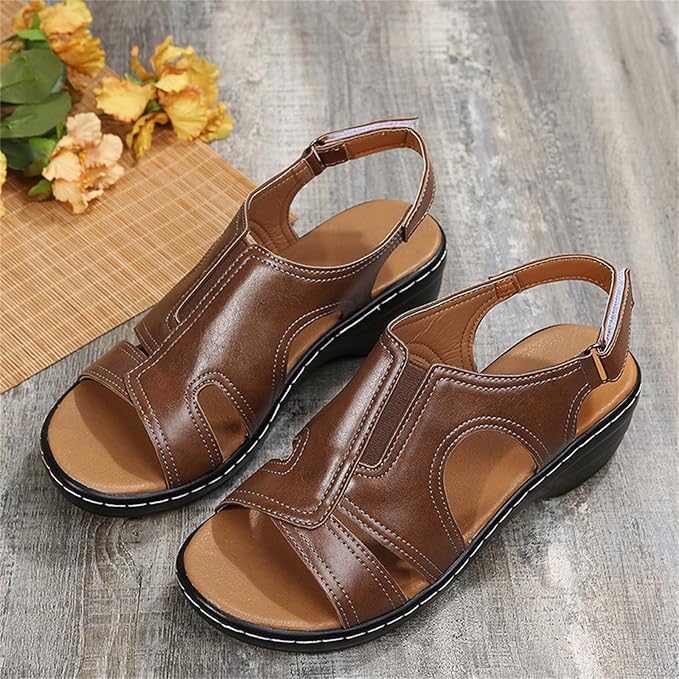 Braune Damen-Sandalen aus Leder mit Keilabsatz auf Holzboden, dekoriert mit gelben Blumen. Bequeme Sommerschuhe für Damen.