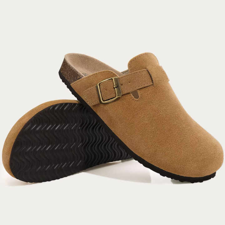 Braune Wildleder-Clogs mit Schnalle und schwarzer, wellenförmiger Sohle. Bequeme, modische Schuhe für Damen und Herren. Ideal für Freizeit und Alltag.